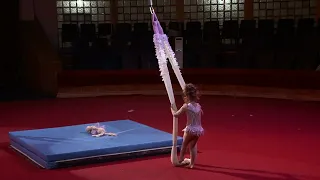 Дементьева Арина,самая юная воздушная гимнастка 4 года. Золотое сечение. г.Москва