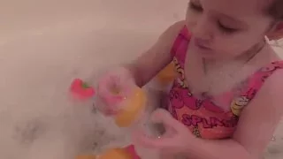 Принимаем ванну с пеной и играем с игрушками. We take a bath with foam and toys.