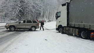 Jeep on Snow Helps Pulling Truck / Grand Cherokee