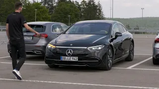 Mercedes EQS 2022 - impressive REMOTE PARKING with mobile phone