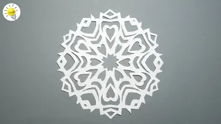 Papier Schneeflocke basteln | Schneeflocken Scherenschnitt | Schneeflocken mit Herz aus Papier
