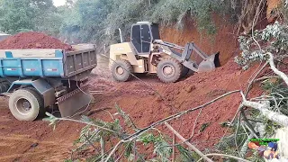 pa carregadeira w20 enchendo  caçamba toco