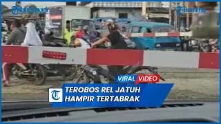 Detik-detik Dua Pemotor Terobos Rel Jatuh Hampir Tertabrak Kereta