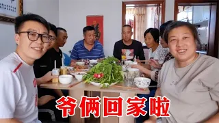 老爸和哥哥终于回家，亲人在家团聚，饭桌上说说笑笑，气氛真热闹