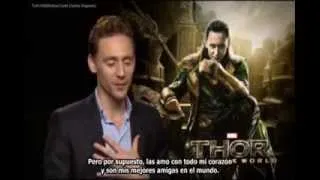 Tom Hiddleston y Chris Hemsworth hablando español (subtitulada)