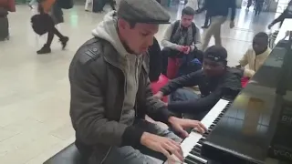 Meet AVICII with "Wake me up" at a Public Piano in a Paris Train Station