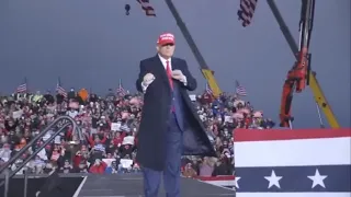 Donald Trump dancing to "Gangsta's Paradise"