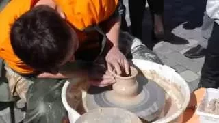 Вятский Арбат-2015: изготовление глиняного горшка на гончарном круге с нуля до готового изделия