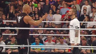 The Rock confronta y ataca a CM Punk camino a Royal Rumble 2013 - WWE Raw 07/01/2013 (En Español)