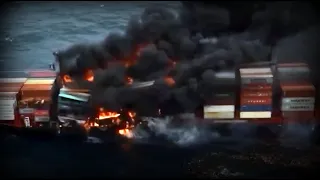 Tonnenweise Chemikalien geladen Containerschiff geht auf offener See in Flammen auf