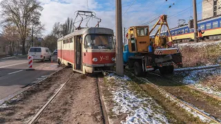 В Днепре трамвай сошел с рельсов и въехал в столб: электротранспорт стоит