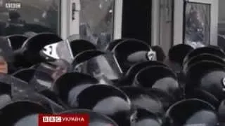 Проросійські мітингувальники штурмують ОДА в Донецьку
