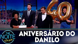 Danilo recebe homenagem pelo aniversário de 40 anos | The Noite (26/09/18)