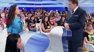 Silvio Santos se irrita com mulher da plateia e manda retirar ela do programa.