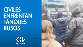 CIVILES UCRANIANOS intentan frenar a tanques rusos parándose frente a ellos - CHV Noticias