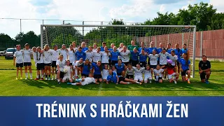 Trénink mladých fotbalistek s hráčkami žen