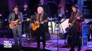 Willie Nelson sings there's 'room for everyone' in America