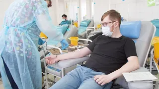 Ко Дню донора: он сдаёт кровь 53-й раз, она получила 1,5 литра и жива