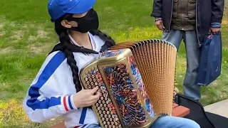 Accordion just entered the park to be recognized? Accordion girl a song ”night outside Moscow”  the