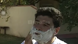 Greatest Maradona shaving his face - Maradona afeitándose la cara