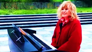 «Замечательный вечер»: Алла Пугачёва сыграла на рояле для друзей