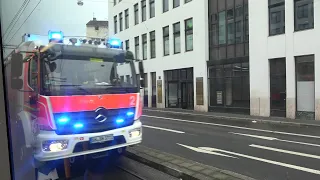 Löscheinheit BF Bonn FW 2 mit Bullhorn + Dauerpresslufthorn über Schienen im Gegenverkehr