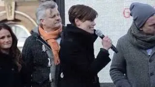 Angela Schijf leest wensen voor bij 'De week van het vergeten kind' in Den Haag