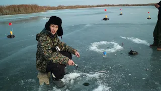 Жаңа жылда қысқы балық аулау!!! МҰЗ ЖАРЫЛЫП КЕТТІ !!! Зимняя рыбалка в Казахстане #балықаулау