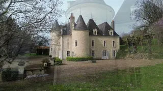 Beau château à vendre dans la Vallée du Loir, entre Le Mans et Tours.