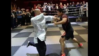 لاعب الفنون المختلطة في نزال قوي مع لاعب الكونغ فو MMA & Tai chi