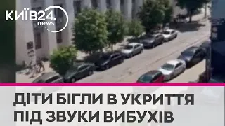 🙏Київ під час повітряної тривоги: діти біжать до укриттів, а на фоні вибухи