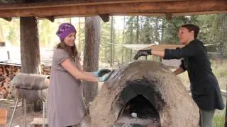 Plastering a cob pizza oven - wood burning pizza oven