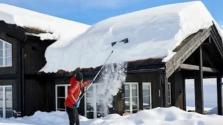 Best Roof Snow Removal Tool Removal In Japan ! Snow Sliding Off The Roof - A Roof Avalanche
