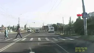 Водитель чуть не сбил пешехода на переходе