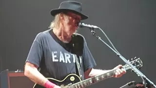 NEIL YOUNG Rockin' in the Free World Paris 23 06 2016