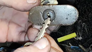 (528) Inside An Old Yale 800 Series 4 Lever Padlock