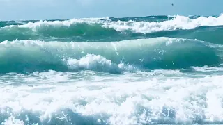 Бушующее море и  волны морские как воспоминания о приятном отдыхе.Автор видео Marc K.
