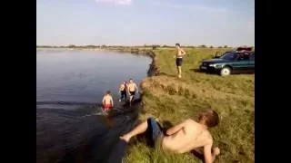 прикол нырнул в воду))))