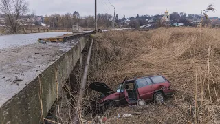 В Днепре на Зеркальной Opel снес ограждение и слетел с моста в балку