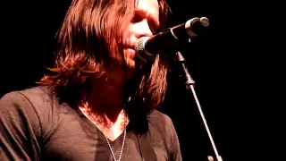 Myles Kennedy from Alter Bridge singing Hallelujah unprepared ( HMH Amsterdam november 8 2010 )