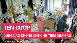 Tên cướp dùng dao khống chế chủ tiệm quần áo cướp vòng vàng