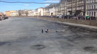 В центре Петербурга прохожие спасли провалившегося под лед мужчину