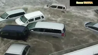 Прорвало дамбу. Дома и машины с людьми смывает в море