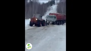 В посёлке Затон Городищенского района, загруженный КамАЗ не смог подняться в гору.