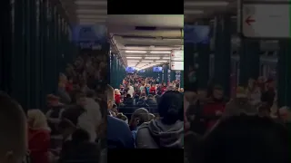 Українці під обстрілами в київському метро співають пісні: нас не зламати