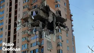 Ракетою обстріляли житловий будинок в Києві. Репортаж з місця подій