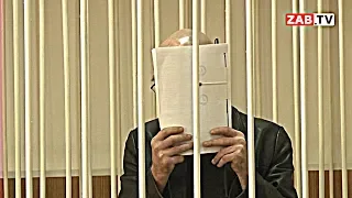 Обвиняемый в убийстве пасынка на суде закрыл своё лицо