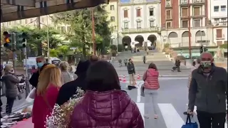 La polizia ferma l'artista di strada al mercato di Conegliano, la gente lo difende