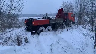 Внедорожная грузовая эвакуация. Спасаем харвестер. Грузовой эвакуатор