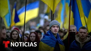 Los ucranianos intentan hacer sus vidas mientras se preparan para lo peor | Noticias Telemundo